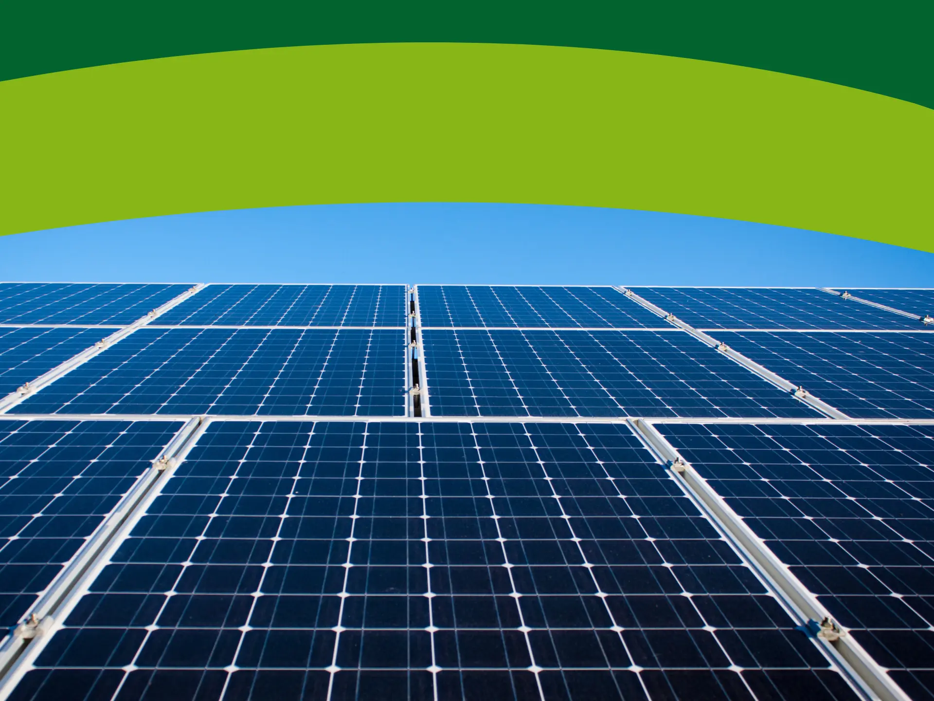 Solceller og blå himmel