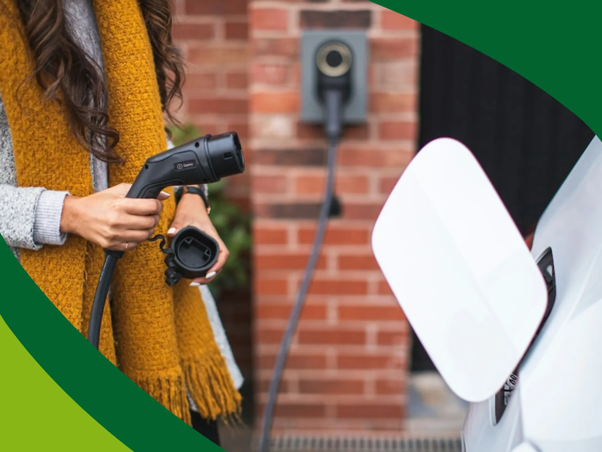 Kvinde oplader elbil