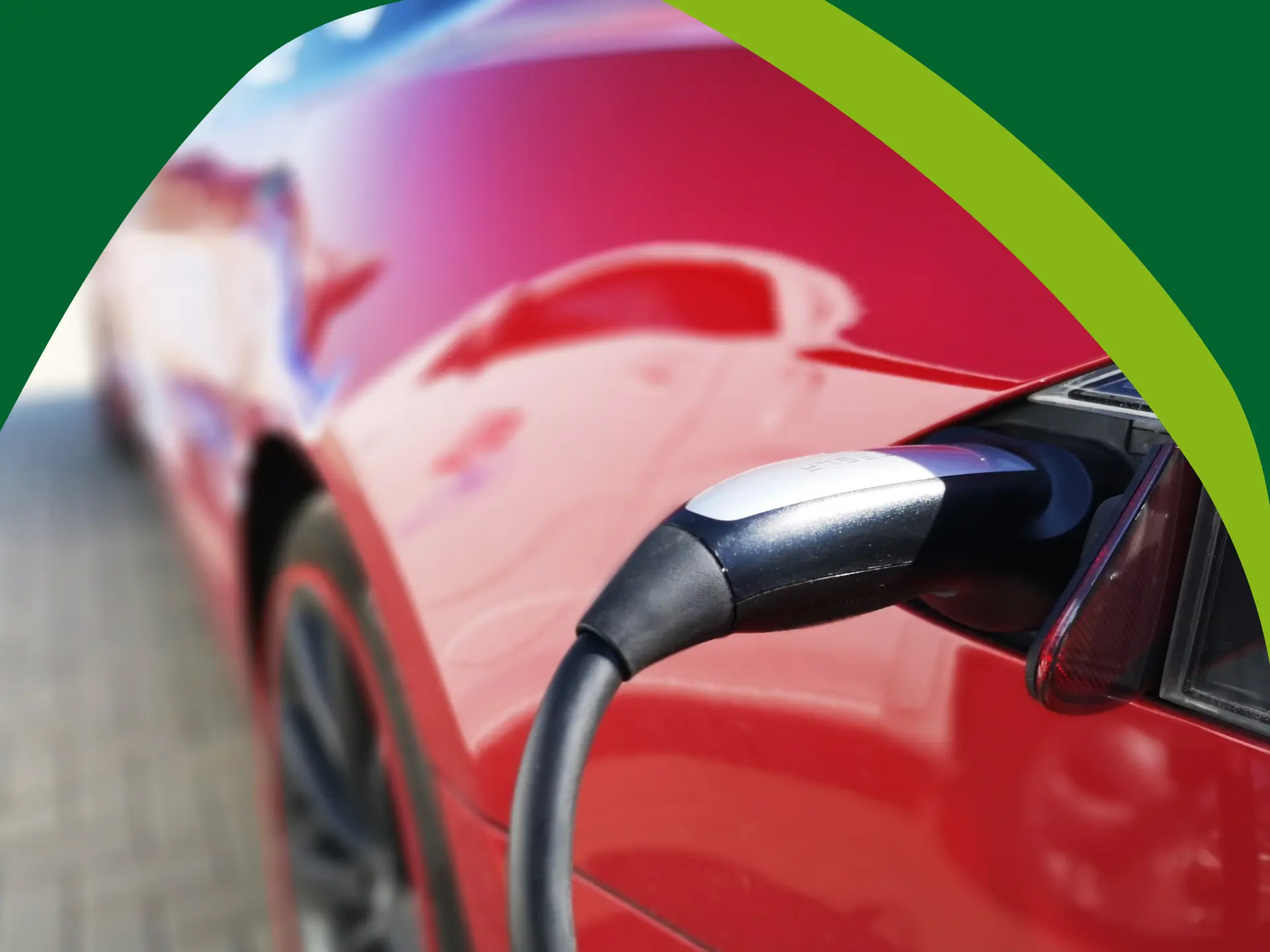 Rød elbil sat til ladeboks